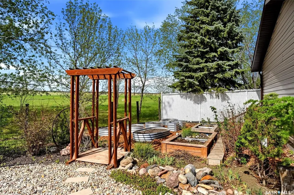 834 Erb Bay Regina SK S4N 7B1