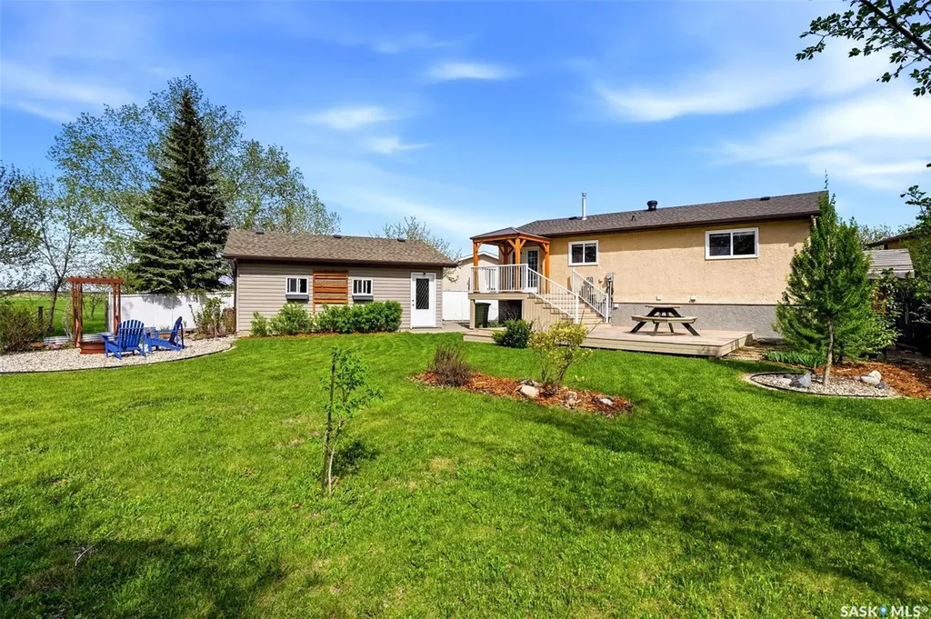 834 Erb Bay Regina SK S4N 7B1