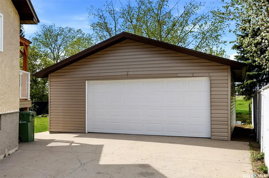834 Erb Bay Regina SK S4N 7B1