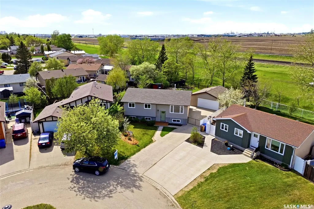 834 Erb Bay Regina SK S4N 7B1