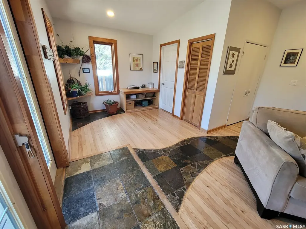 825 10th Street E Saskatoon SK S7H 0H4