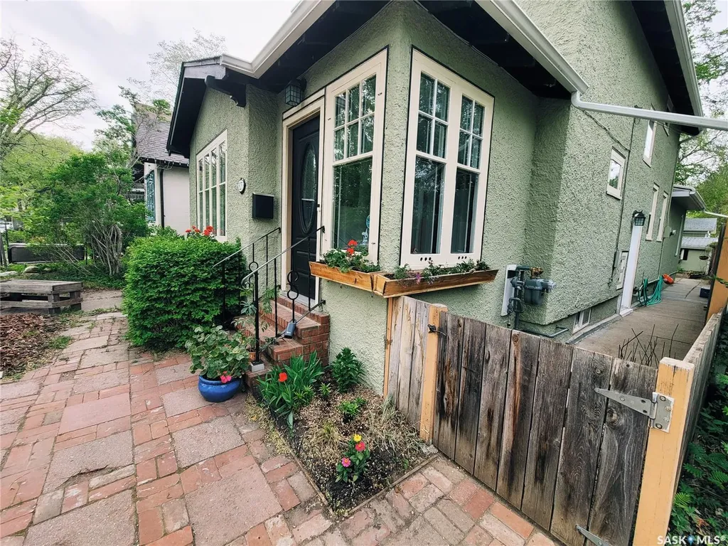 825 10th Street E Saskatoon SK S7H 0H4