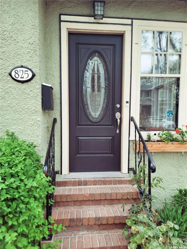 825 10th Street E Saskatoon SK S7H 0H4
