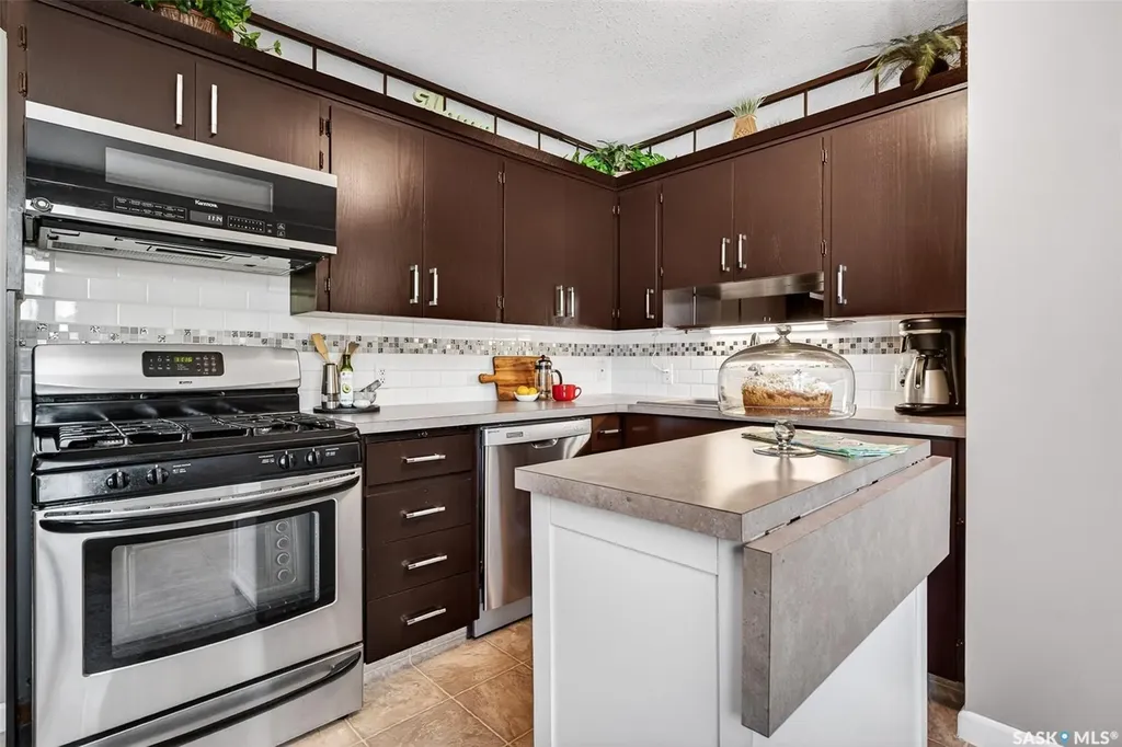 923 Francis Street Moose Jaw SK S6H 3B3