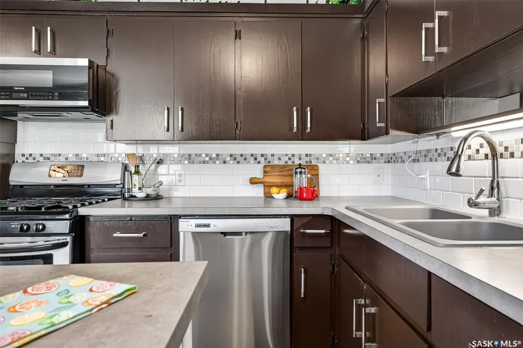 923 Francis Street Moose Jaw SK S6H 3B3