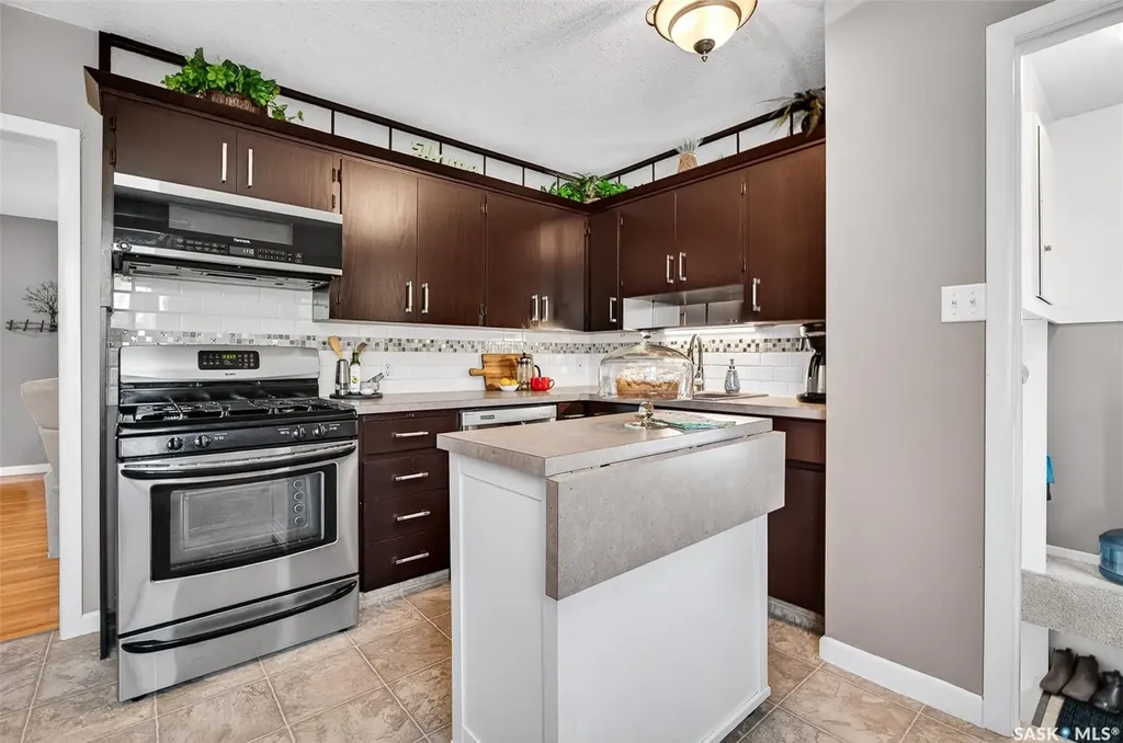923 Francis Street Moose Jaw SK S6H 3B3