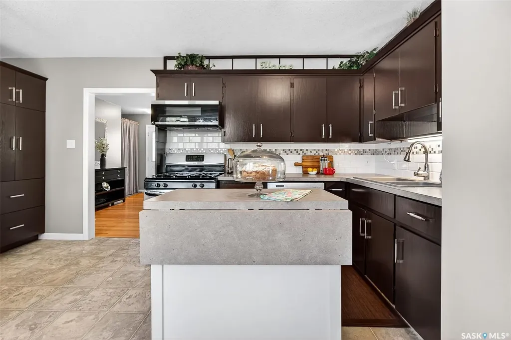 923 Francis Street Moose Jaw SK S6H 3B3