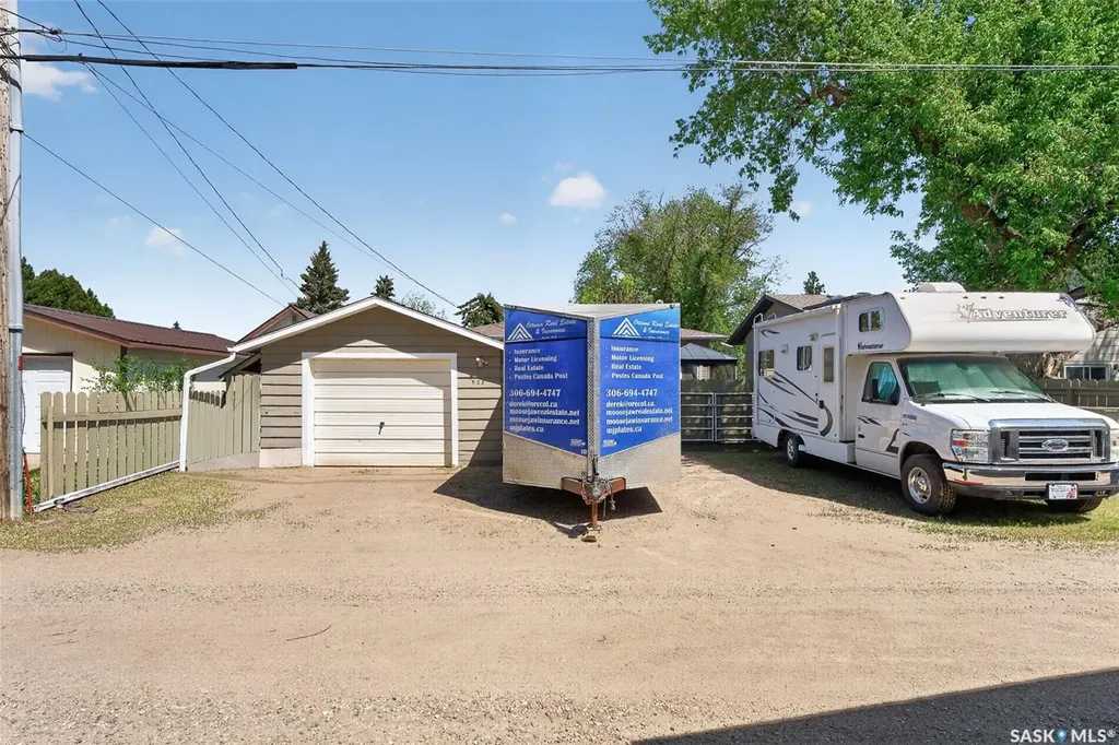 923 Francis Street Moose Jaw SK S6H 3B3