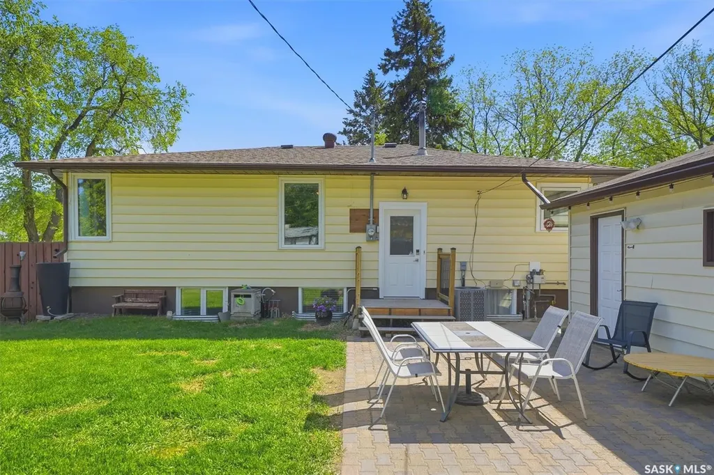 403 Willow Street E Saskatoon SK S7J 0C7
