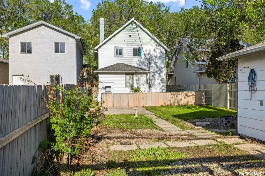 1422 Cameron Street Regina SK S4T 2T4