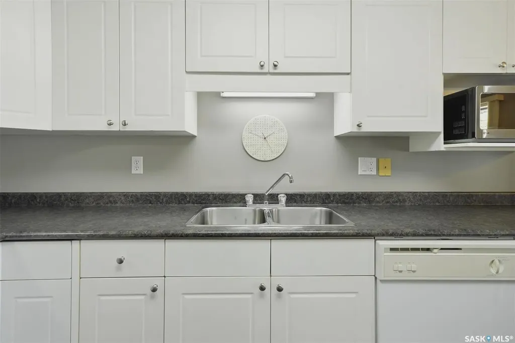 615 Mcwillie Avenue Saskatoon SK S7S 1J4