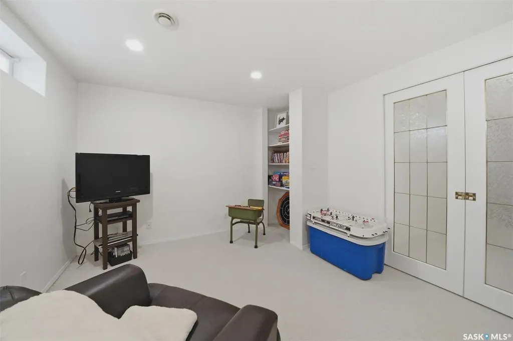 615 Mcwillie Avenue Saskatoon SK S7S 1J4