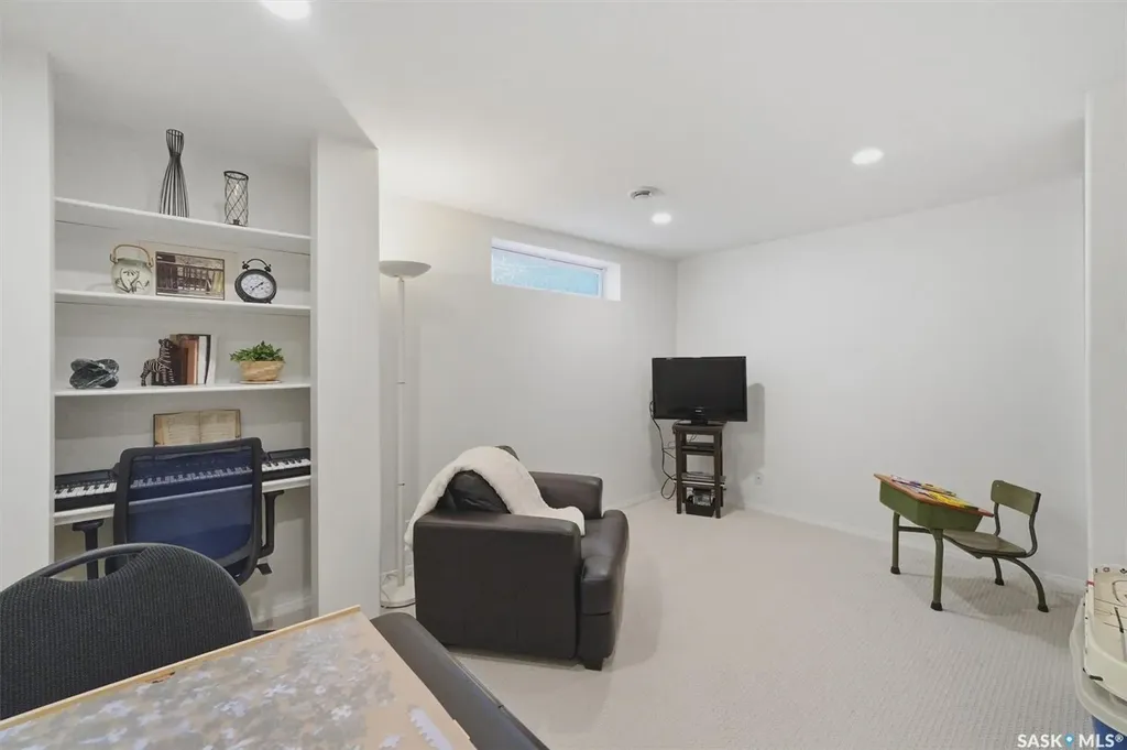 615 Mcwillie Avenue Saskatoon SK S7S 1J4