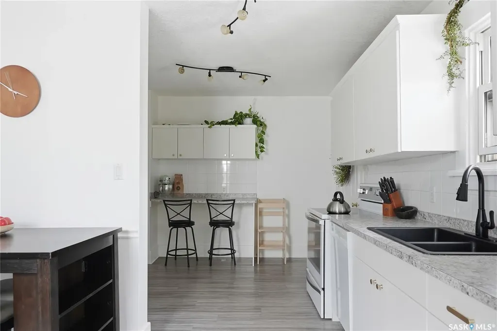 236 I Avenue N Saskatoon SK S7L 0G4