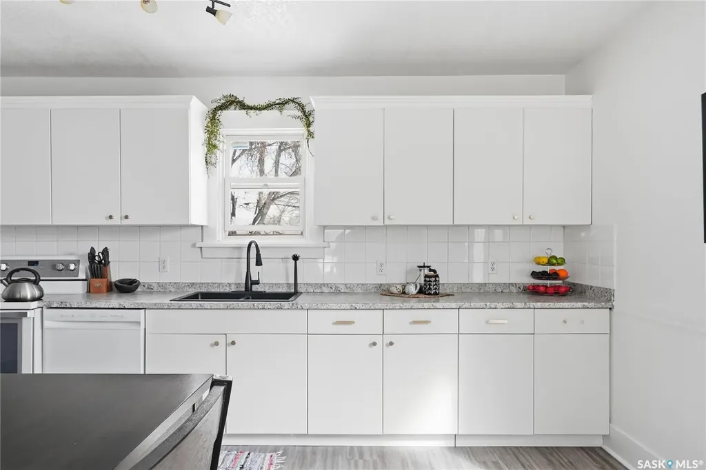 236 I Avenue N Saskatoon SK S7L 0G4