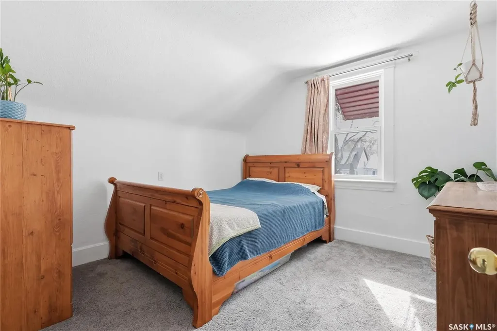 236 I Avenue N Saskatoon SK S7L 0G4