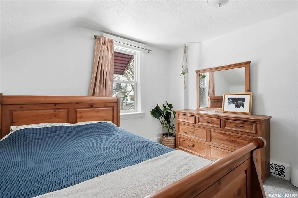 236 I Avenue N Saskatoon SK S7L 0G4