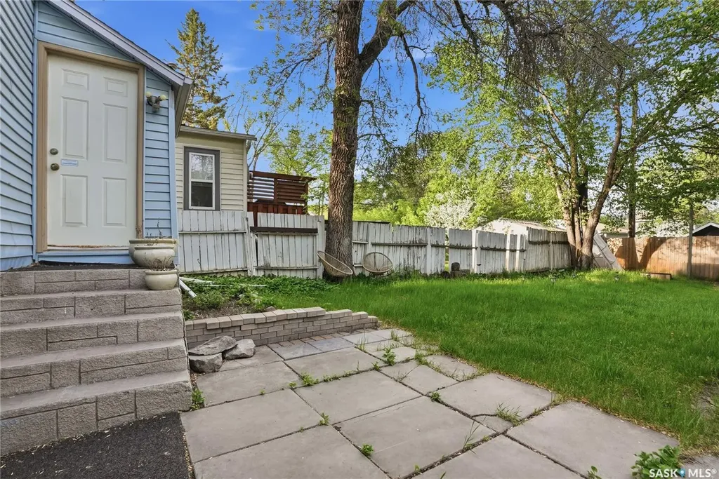 236 I Avenue N Saskatoon SK S7L 0G4