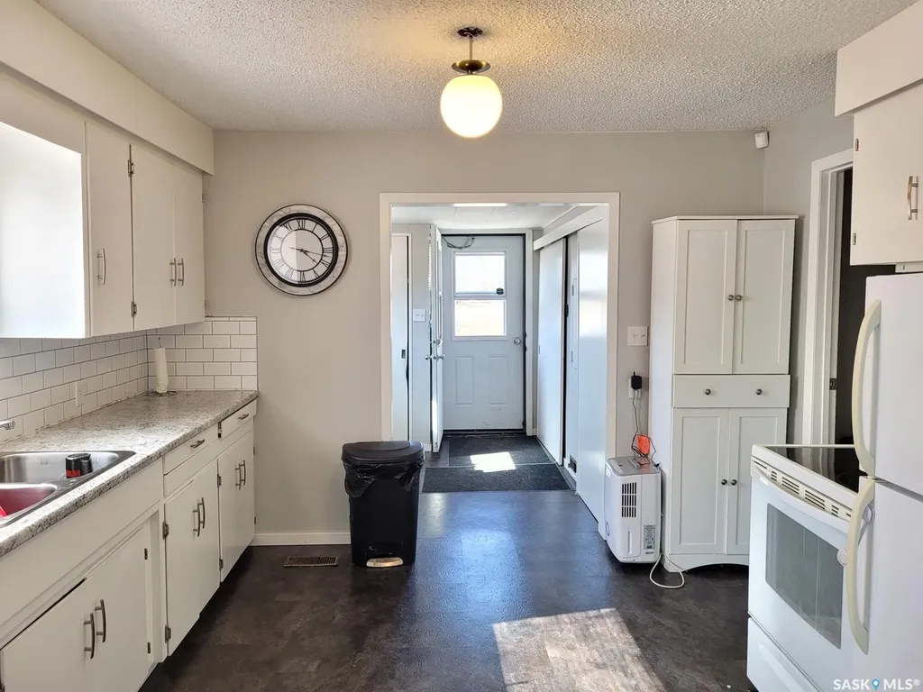 601 3rd Avenue E Meadow Lake SK S9X 1H7
