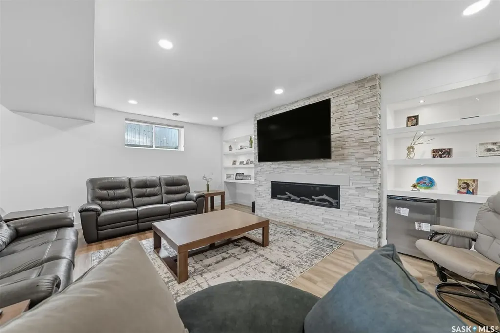 806 Gillies Crescent Saskatoon SK S7V 0C2