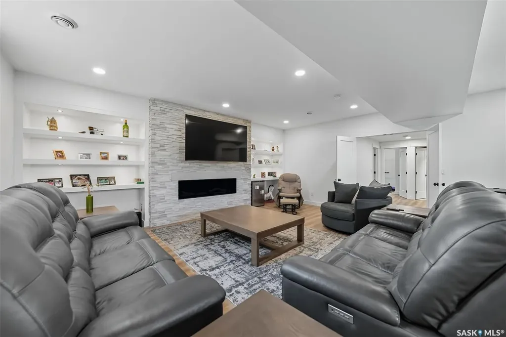 806 Gillies Crescent Saskatoon SK S7V 0C2