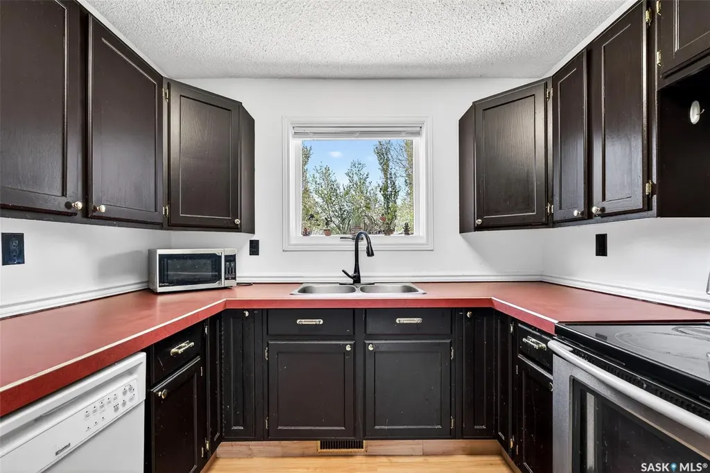 22 Edelweiss Crescent Moose Jaw SK S6J 1E5