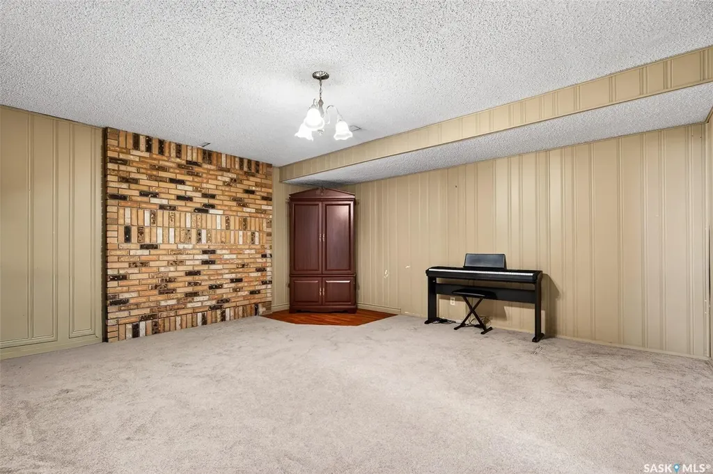 22 Edelweiss Crescent Moose Jaw SK S6J 1E5