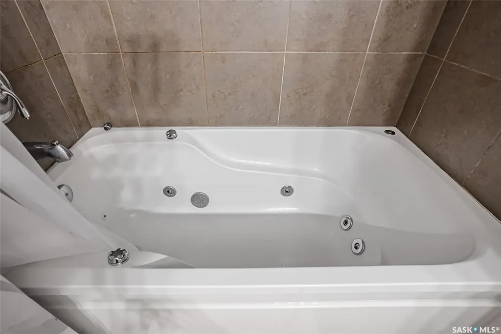 215 Neatby Crescent Saskatoon SK S7M 4W9