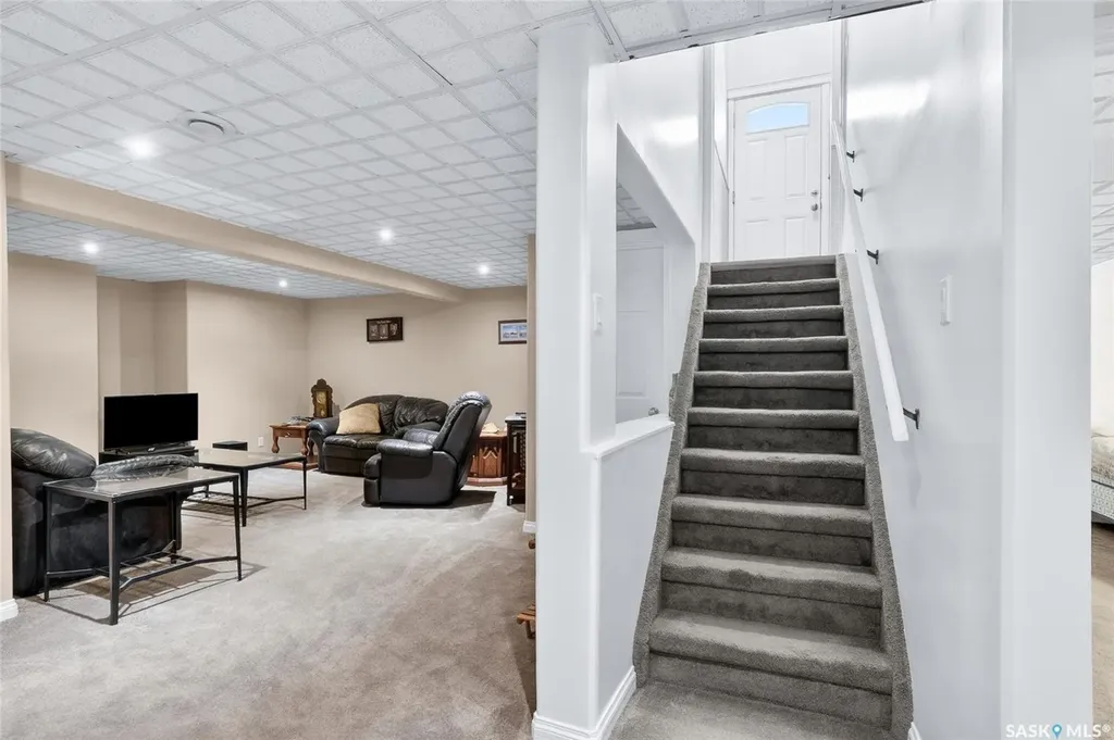 215 Neatby Crescent Saskatoon SK S7M 4W9