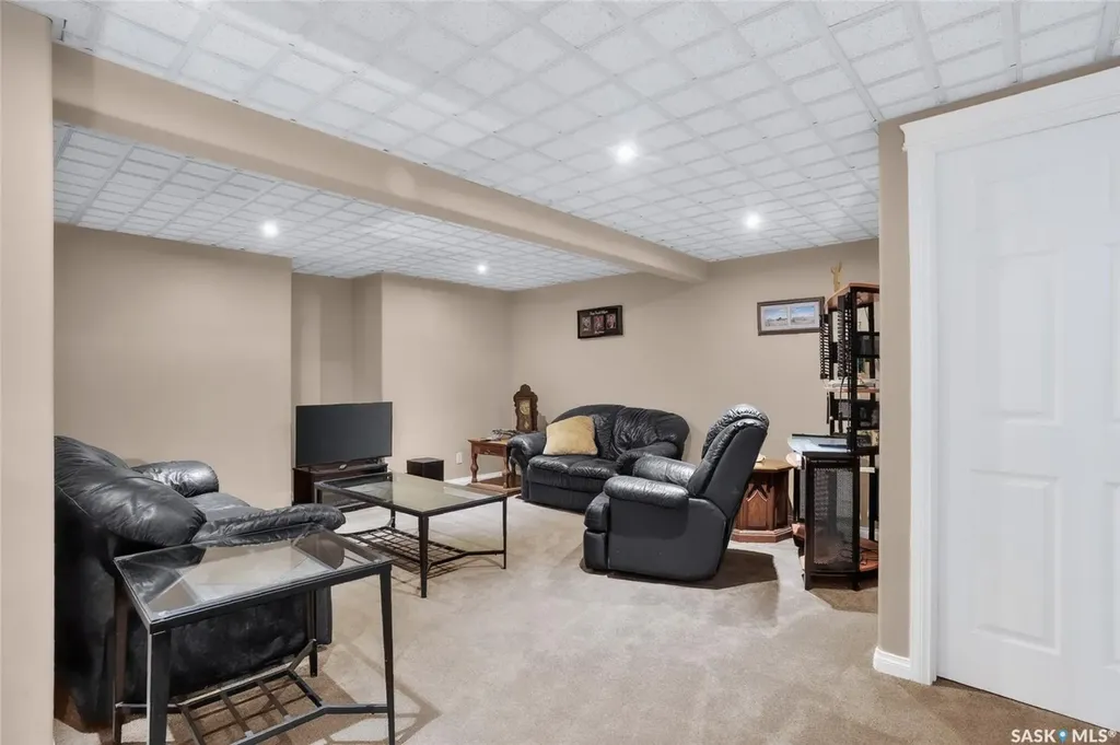 215 Neatby Crescent Saskatoon SK S7M 4W9