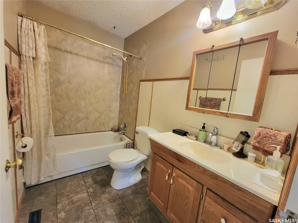 303 3 Street E Wilkie SK S0K 4W0
