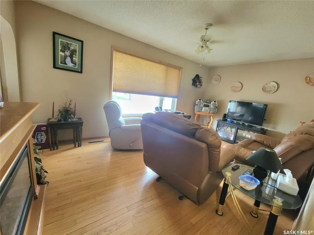 303 3 Street E Wilkie SK S0K 4W0
