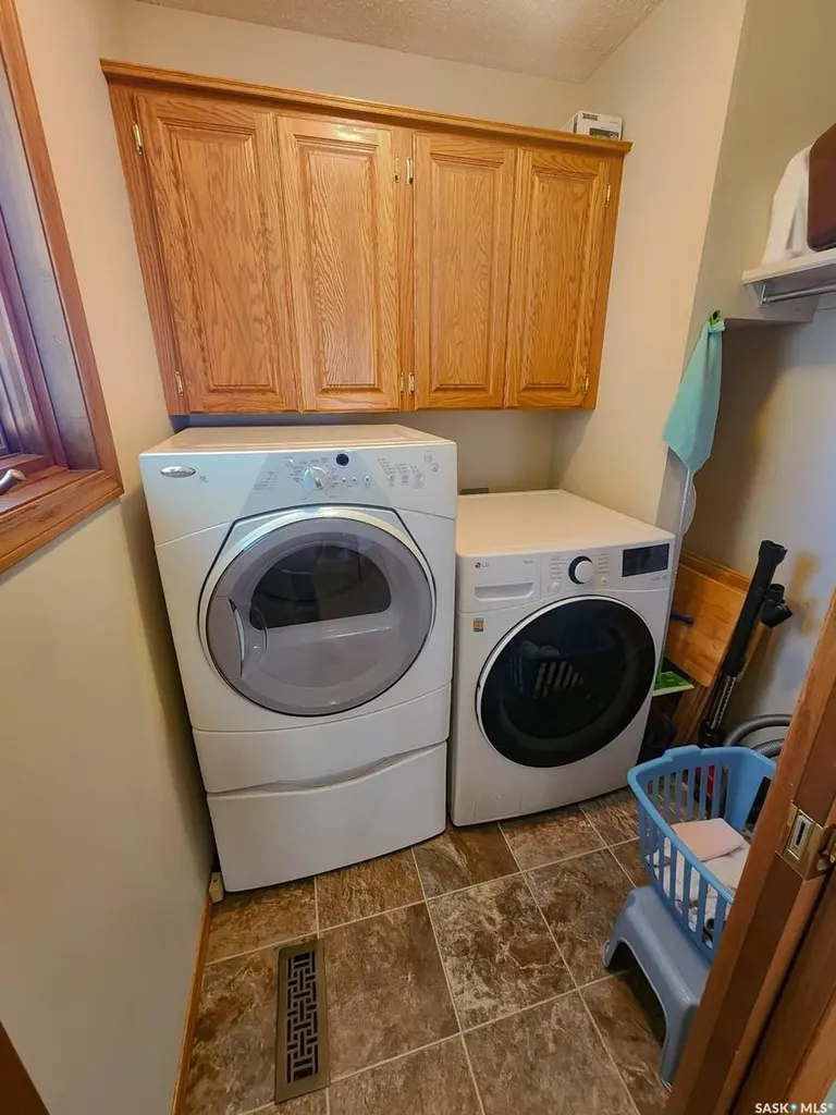 205 Hector Crescent N Regina SK S4Y 1C1