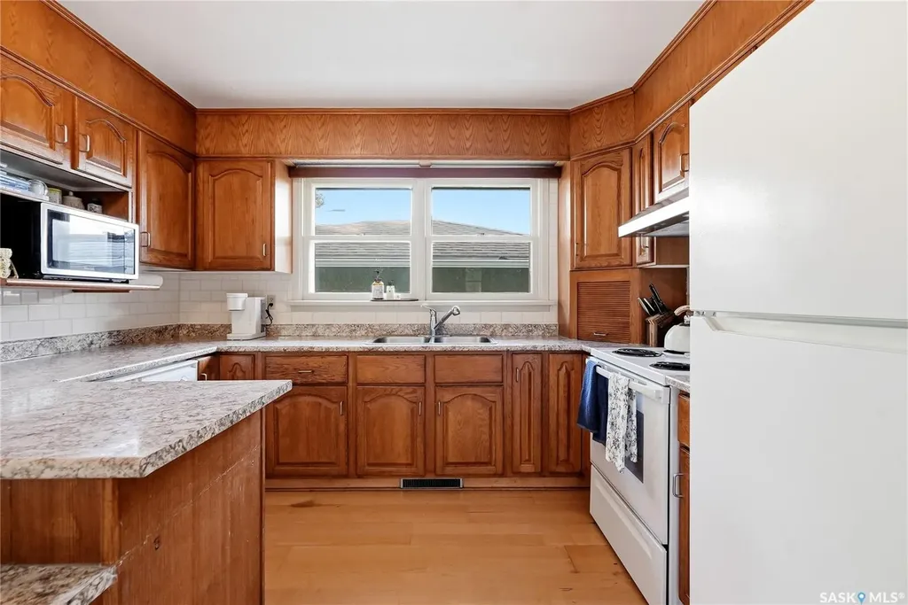2102 Cumberland Avenue S Saskatoon SK S7J 1Z3