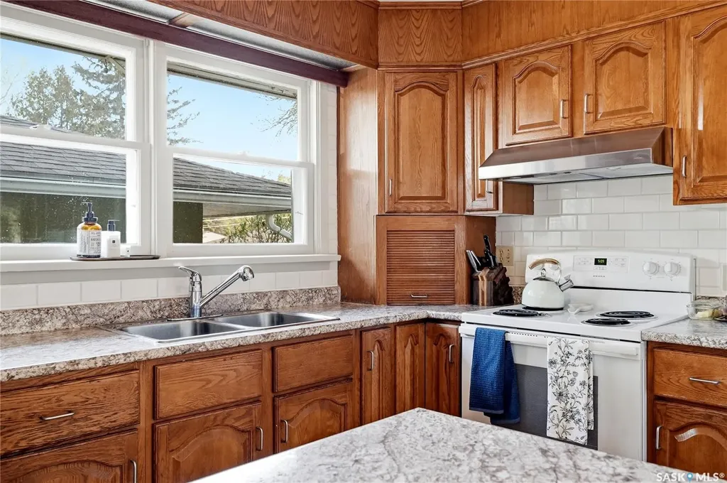 2102 Cumberland Avenue S Saskatoon SK S7J 1Z3