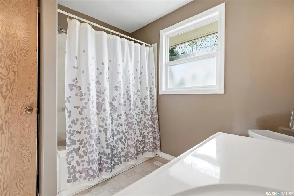 2102 Cumberland Avenue S Saskatoon SK S7J 1Z3
