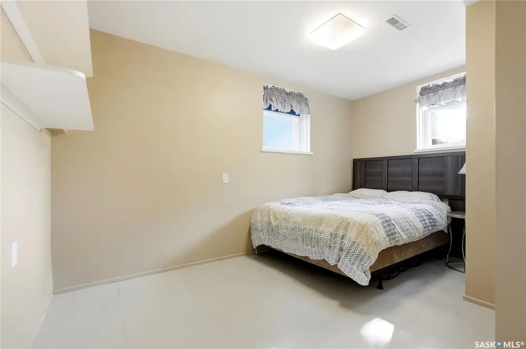 2102 Cumberland Avenue S Saskatoon SK S7J 1Z3