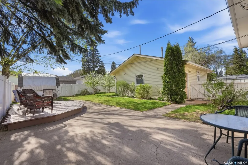 2102 Cumberland Avenue S Saskatoon SK S7J 1Z3