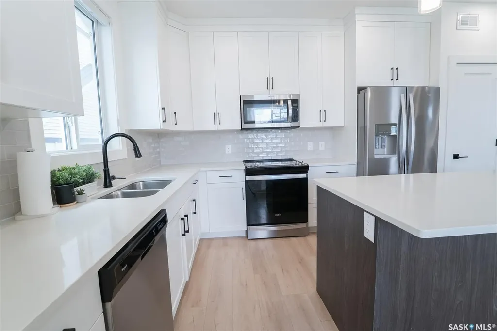 916 Feheregyhazi Boulevard Saskatoon SK S7W 1E1
