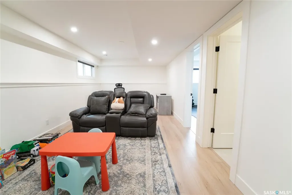 916 Feheregyhazi Boulevard Saskatoon SK S7W 1E1