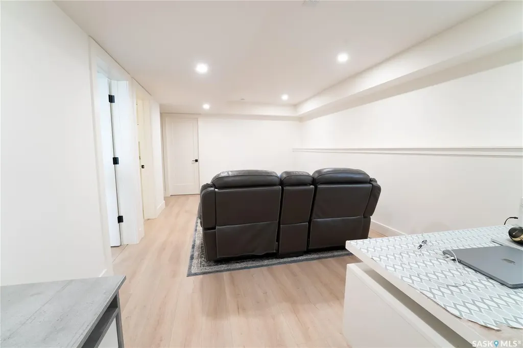 916 Feheregyhazi Boulevard Saskatoon SK S7W 1E1