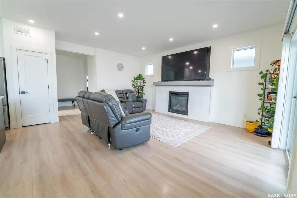 916 Feheregyhazi Boulevard Saskatoon SK S7W 1E1