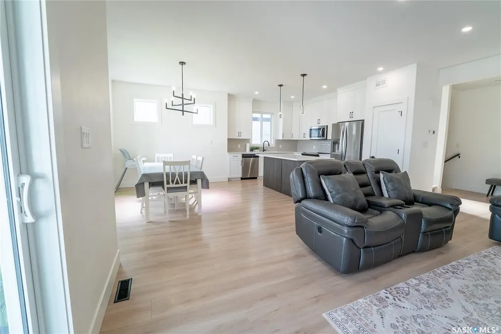 916 Feheregyhazi Boulevard Saskatoon SK S7W 1E1