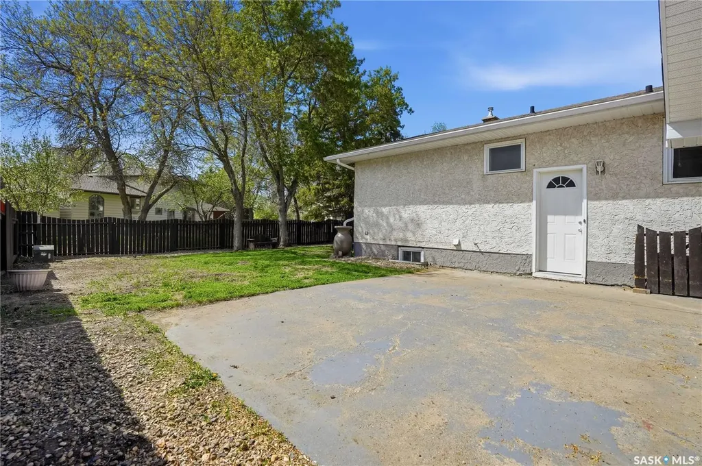 14 Edenwold Crescent Regina SK S4R 8A3