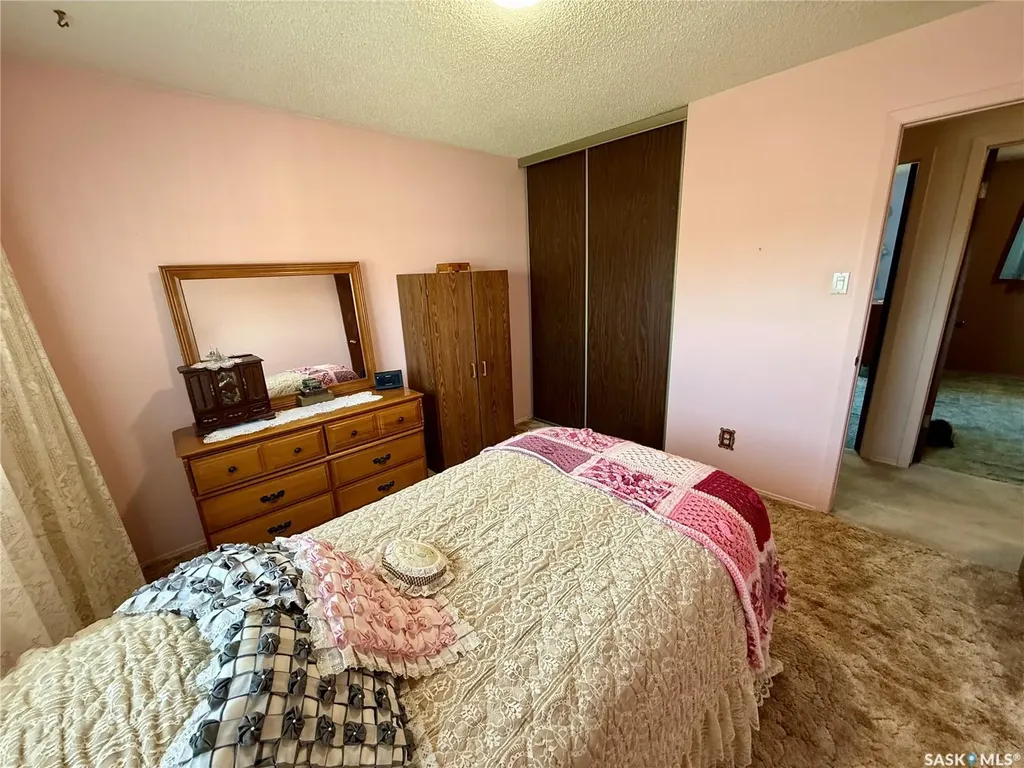 70 Hatton Crescent Regina SK S4N 5K6