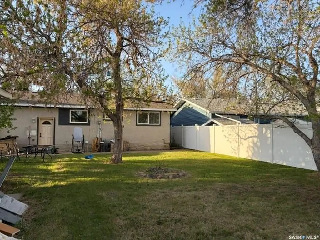 158 Selkirk Crescent Saskatoon SK S7L 4J3