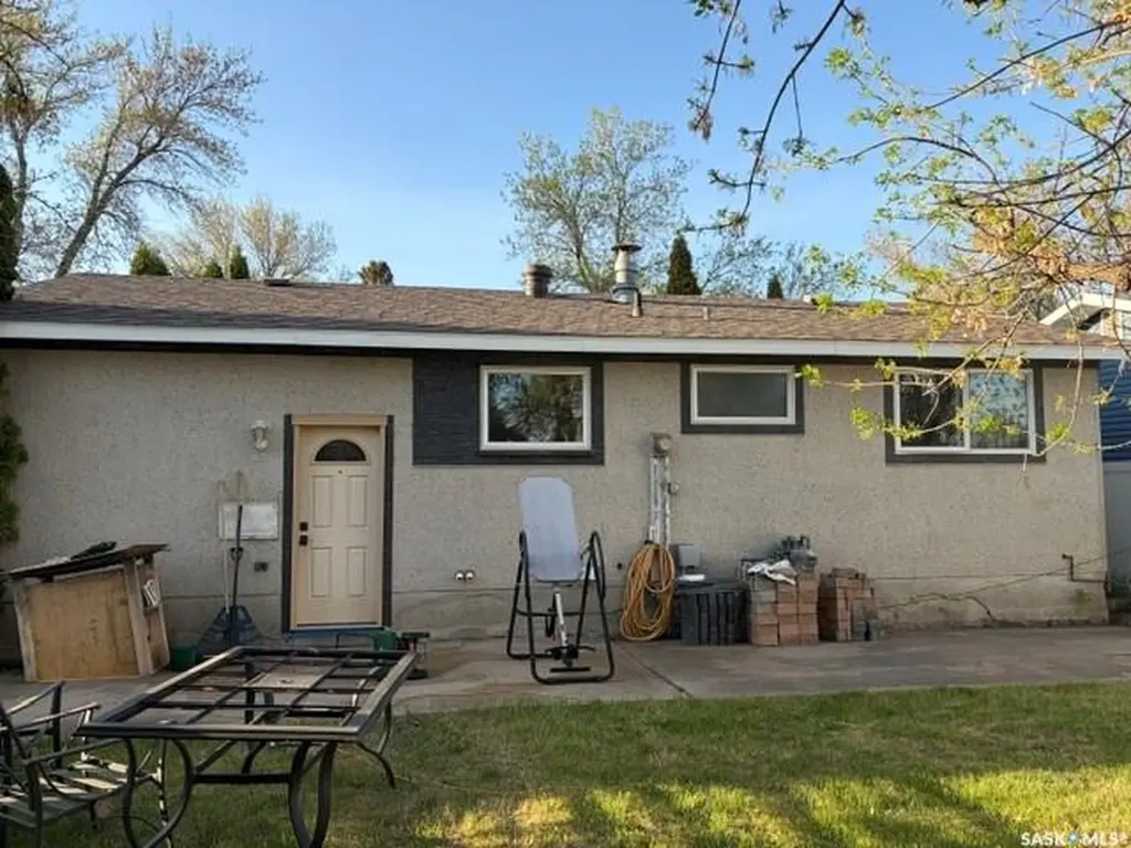 158 Selkirk Crescent Saskatoon SK S7L 4J3