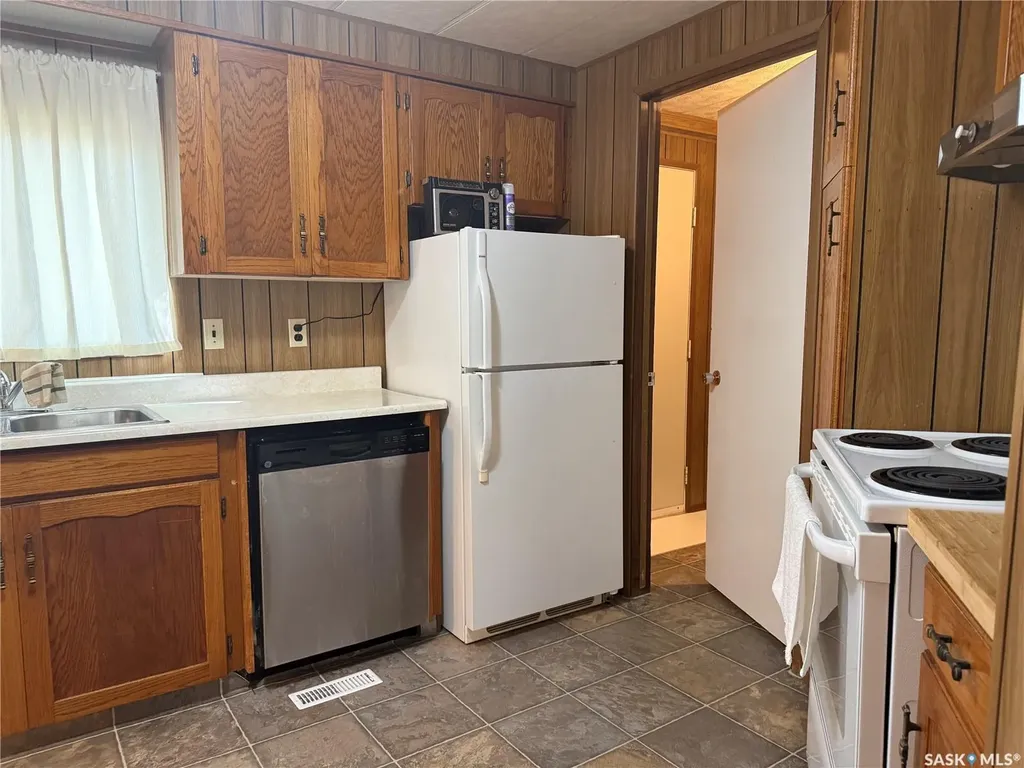 1455 9th Avenue NE Moose Jaw SK S6J 1C6