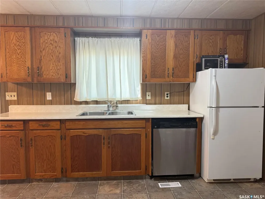 1455 9th Avenue NE Moose Jaw SK S6J 1C6