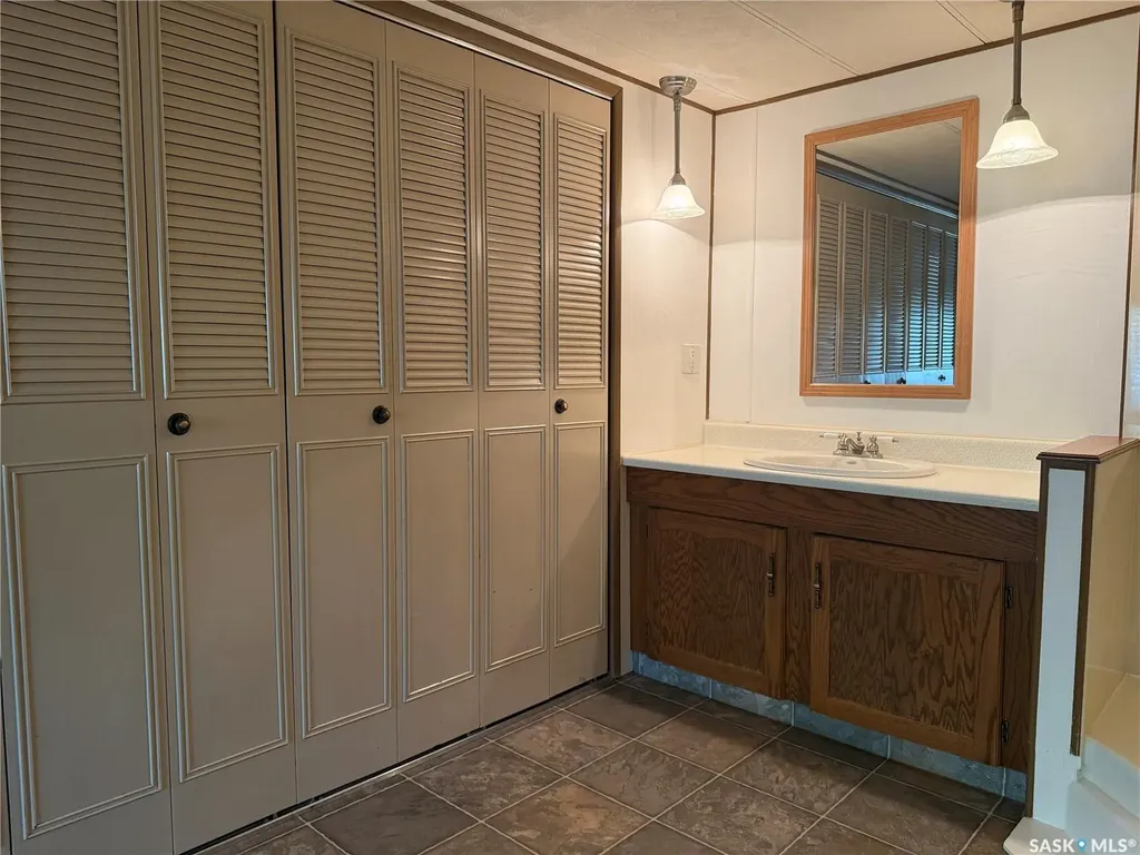 1455 9th Avenue NE Moose Jaw SK S6J 1C6